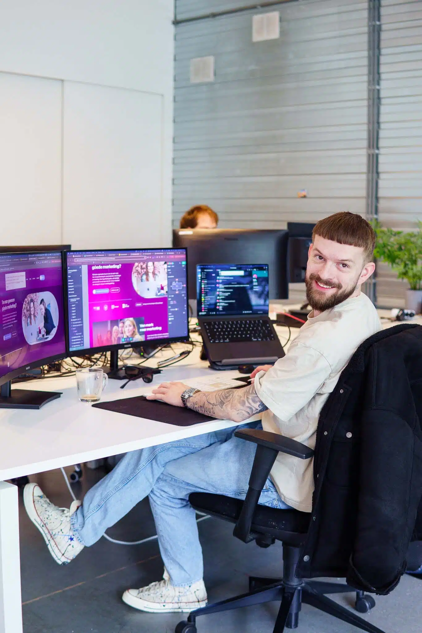 Webdeveloper Wordpress lachend aan het werk bij BURO210