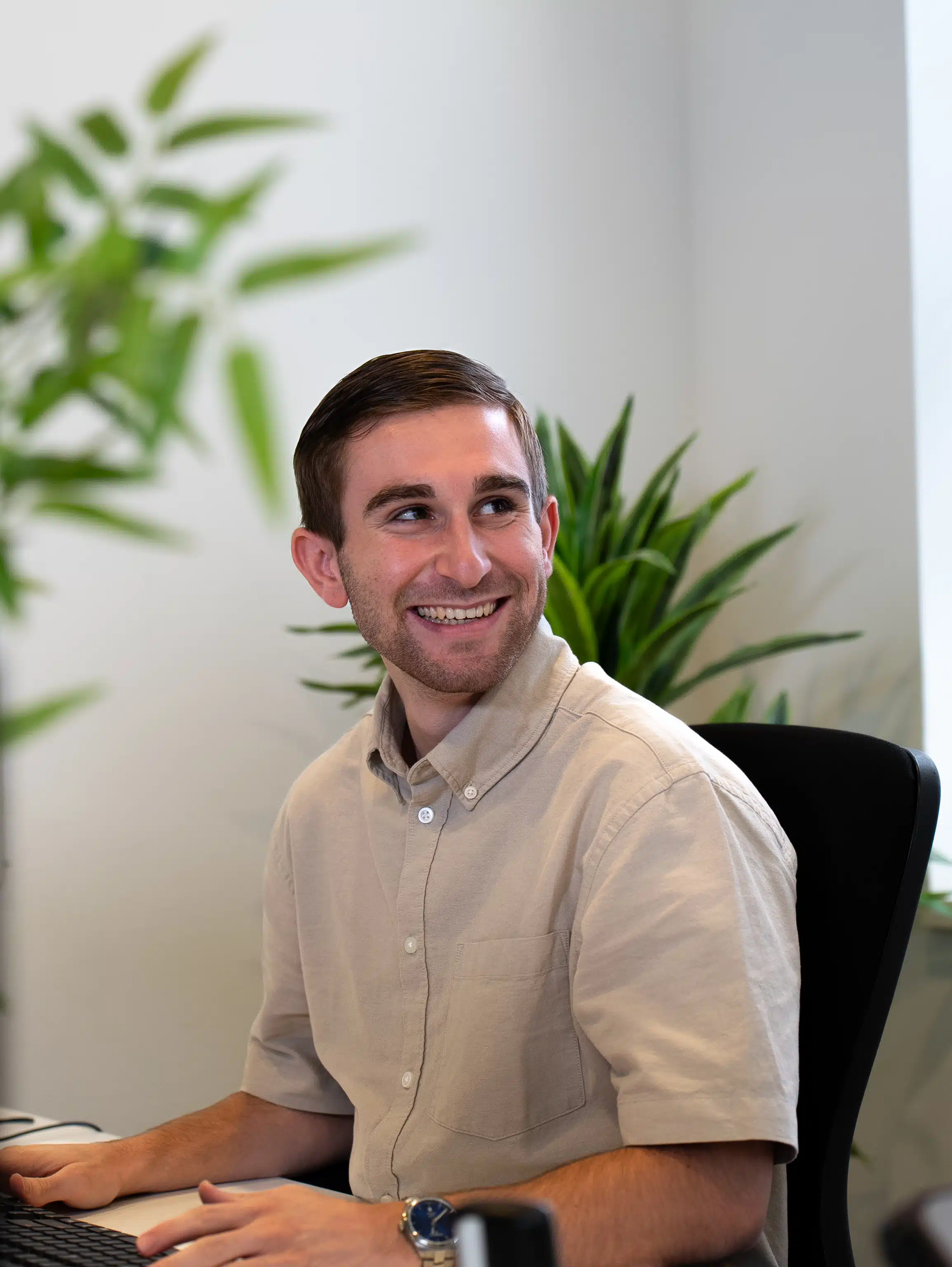 Online Marketing collega die lacht in de camera