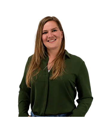 BURO210 Fullservice Marketingbureau Portret van een lachende vrouw voor een paarse CTA banner. Bekijk onze acties en aanbiedingen op de website voor de laatste kortingen en promoties!