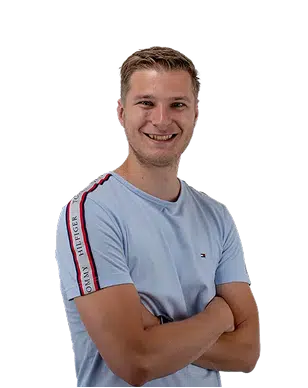 BURO210 Fullservice Marketingbureau Jonge man lacht op een CTA banner (Paars). Zijn armen zijn gekruist en hij draagt een lichtblauw shirt. Perfecte foto voor reclamecampagnes en marketingmateriaal.