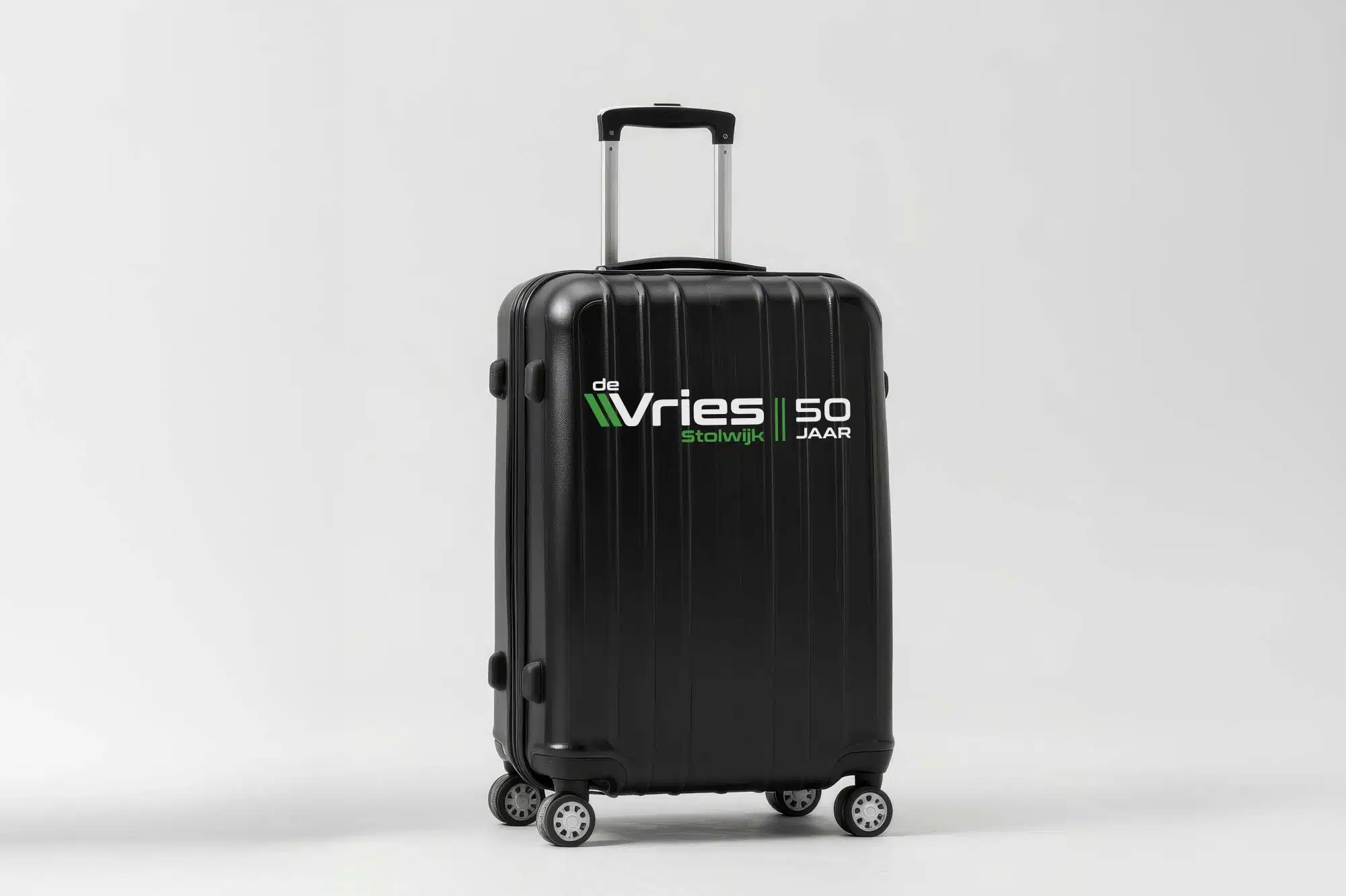 BURO210 Fullservice Marketingbureau Zwarte reiskoffer van De Vries Stolwijk, speciaal voor 50-jarig jubileum. Ideaal voor zakenreizen of vakantie. Duurzaam en stijlvol ontwerp.